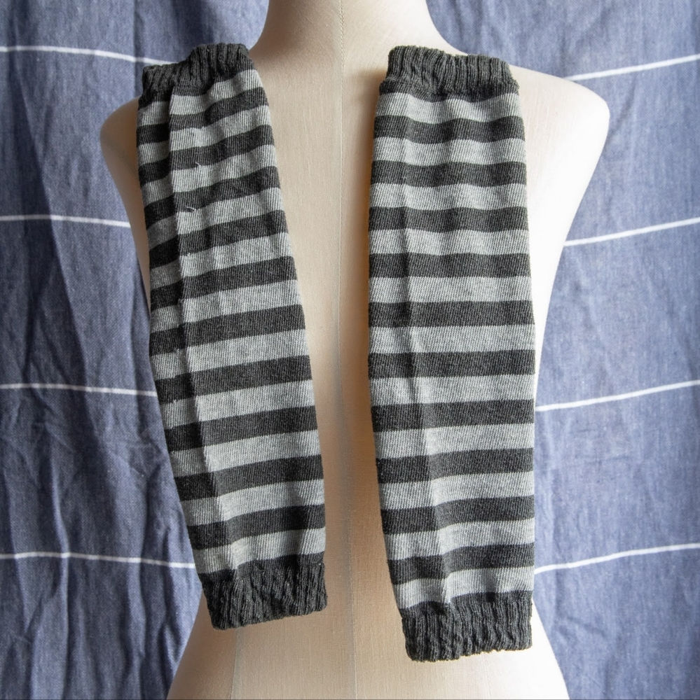 Striped arm warmers